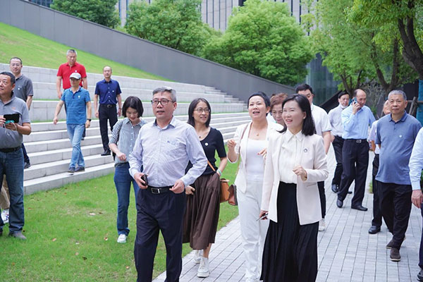 舟山市普陀上海商会莅临东方雨虹&德爱威参观交流